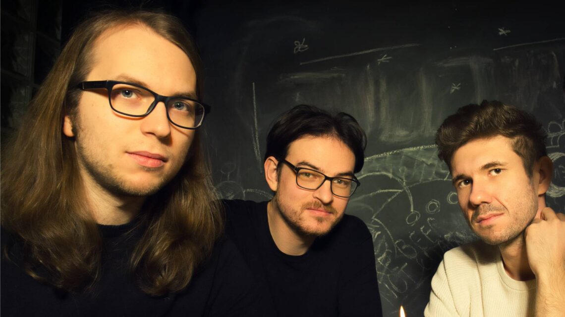 Spielen am 23. Mai 2025 das erste öffentliche Konzert der
Städtischen Musikschule im neuen Festsaal: Das Jazz-Trio Max Autsch
(Drums), Anton Mangold (Piano) und Jannis Krüger (Kontrabass). An
diesem Abend bilden sie mit dem renommierten Trompeter Sebastian
Strempel ein hochklassiges Quartett. Quelle: Maximilian Autsch