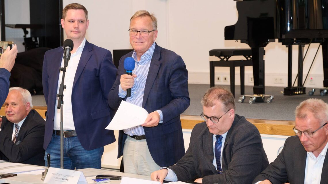 Nach dem Bericht des Oberbürgermeisters Andreas Starke (r.) über
die aktuellen Entwicklungen in der Stadt Bamberg, übernahm Zweiter
Bürgermeister Jonas Glüsenkamp (l.) die Moderation der
Bürgerversammlung. Quelle: Stadtarchiv Bamberg, Jürgen Schraudner