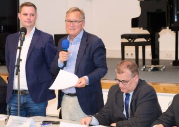 Nach dem Bericht des Oberbürgermeisters Andreas Starke (r.) über
die aktuellen Entwicklungen in der Stadt Bamberg, übernahm Zweiter
Bürgermeister Jonas Glüsenkamp (l.) die Moderation der
Bürgerversammlung. Quelle: Stadtarchiv Bamberg, Jürgen Schraudner