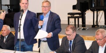 Nach dem Bericht des Oberbürgermeisters Andreas Starke (r.) über
die aktuellen Entwicklungen in der Stadt Bamberg, übernahm Zweiter
Bürgermeister Jonas Glüsenkamp (l.) die Moderation der
Bürgerversammlung. Quelle: Stadtarchiv Bamberg, Jürgen Schraudner