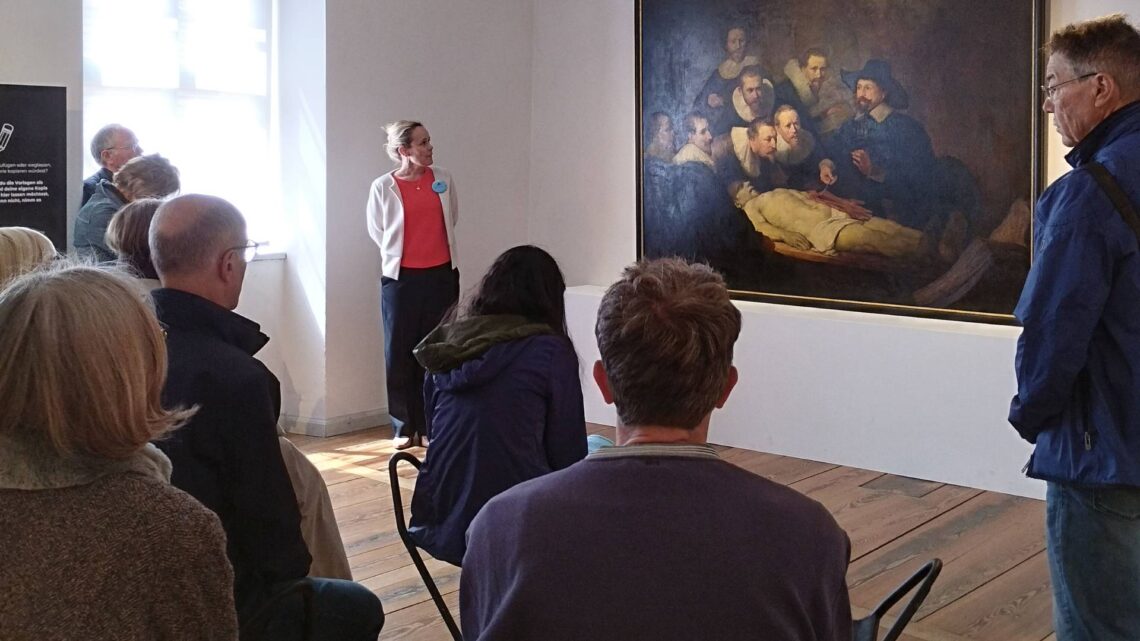 Vera Mamerow, Vorsitzende des Freundeskreises der Museen am
Bamberger Dom, führte durch Ausstellungsintervention 'RE-CALL' im
Historischen Museum. Quelle: Stadt Bamberg, Eleonora Cagol