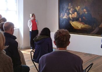 Vera Mamerow, Vorsitzende des Freundeskreises der Museen am
Bamberger Dom, führte durch Ausstellungsintervention 'RE-CALL' im
Historischen Museum. Quelle: Stadt Bamberg, Eleonora Cagol