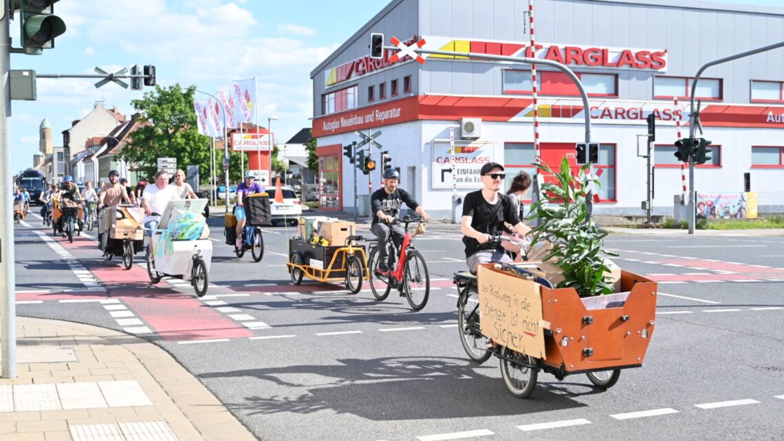 Mehrere Dutzend Menschen kamen, um die voll beladenen Lastenräder durch die Stadt zu fahren (hier ein Bild vom Laubanger). Quelle: Stadt Bamberg, Sonja Seufferth