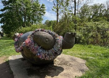 Das Mahnmal 'Schildkröte' wurde am Gedenktag mit Papierkranichen umwickelt. Quelle: Lena Voit