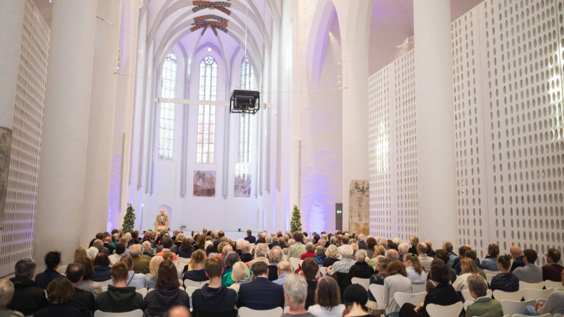 Jährlich lockt die Bamberger Hegelwoche Philosophieinteressierte in die AULA der Universität. 2025 liegt der thematische Schwerpunkt der drei Vortragsabende auf: „Wahrheit, Lüge, Internet?“. Quelle: Benjamin Herges/Universität Bamberg