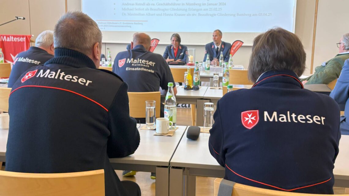 Blick aufs Podium der Diözesanversammlung. Quelle: Adrian Grodel