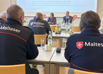 Blick aufs Podium der Diözesanversammlung. Quelle: Adrian Grodel