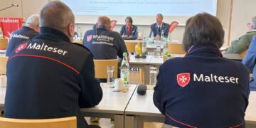 Blick aufs Podium der Diözesanversammlung. Quelle: Adrian Grodel