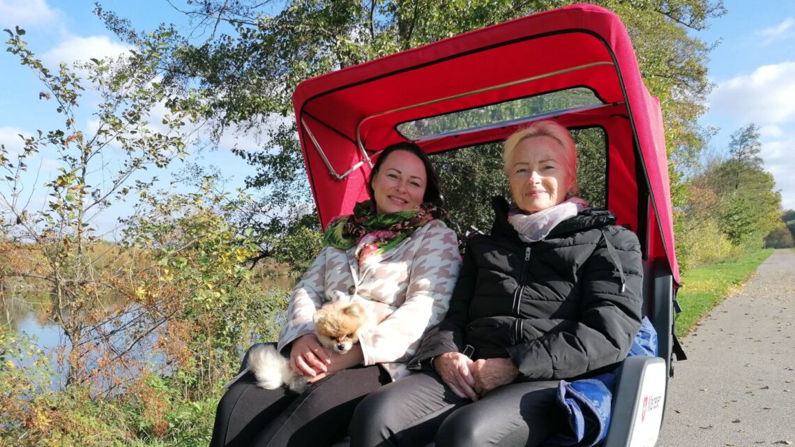 Ein Ausflug am Wasser entlang gehört zu den beliebten Rikscha-Touren in Bamberg. Quelle: Malteser Bamberg