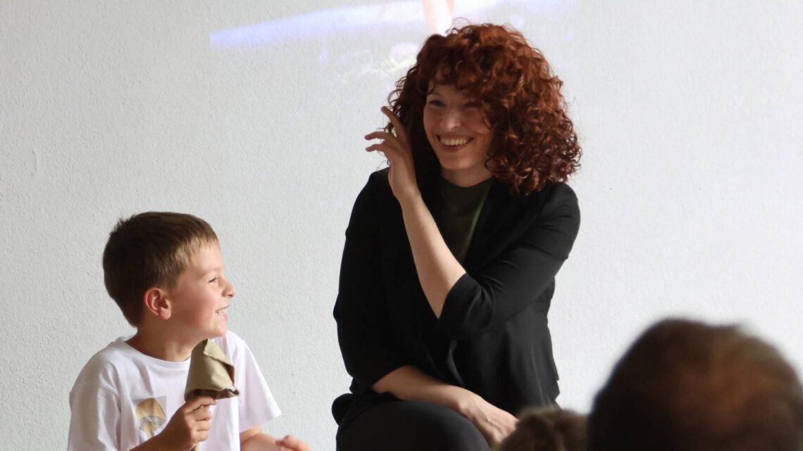 Museumsleiterin Janina Jackermeier im Interview mit einem der jungen Künstler. Quelle: Daniel Nagel