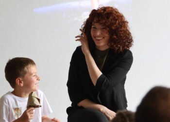Museumsleiterin Janina Jackermeier im Interview mit einem der jungen Künstler. Quelle: Daniel Nagel