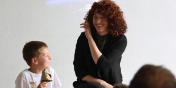 Museumsleiterin Janina Jackermeier im Interview mit einem der jungen Künstler. Quelle: Daniel Nagel