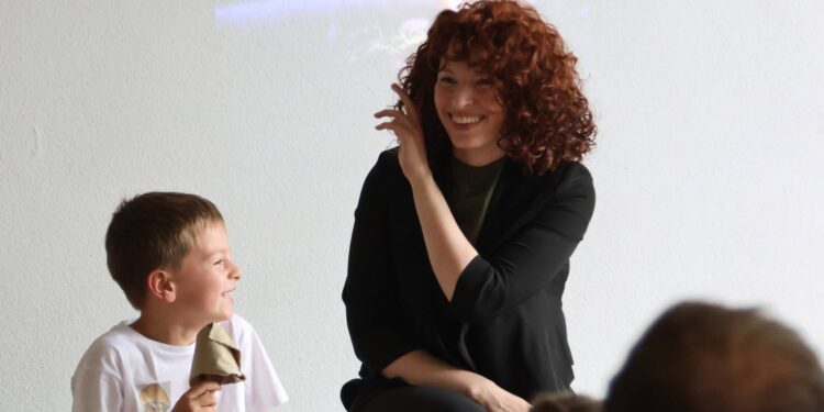 Museumsleiterin Janina Jackermeier im Interview mit einem der jungen Künstler. Quelle: Daniel Nagel