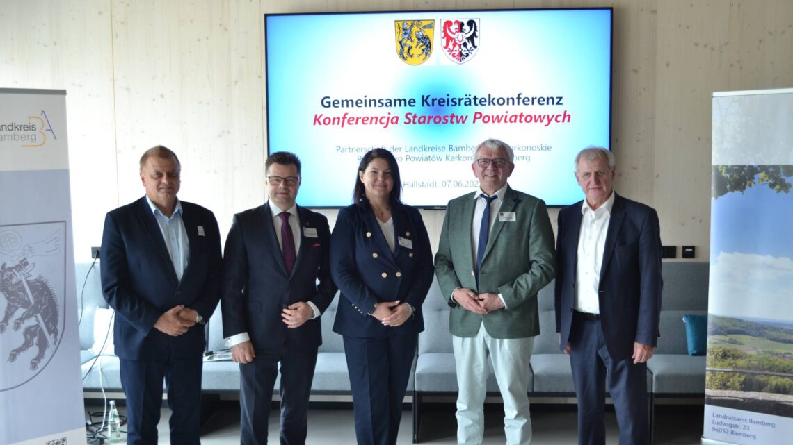 Aus dem polnischen Partnerlandkreis Karkonoski: (v. l.) Stellv. Landrat Sławomir Celt, Landrat Krzysztof Wiśniewski, Kreistagsvorsitzende Kinga Nowak Kinga Nowak gemeinsam mit dem gastgebenden Bamberger Landrat Johann Kalb und dessen Stellvertreter Bruno Kellner. Quelle: Landratsamt Bamberg