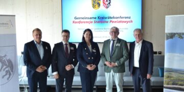 Aus dem polnischen Partnerlandkreis Karkonoski: (v. l.) Stellv. Landrat Sławomir Celt, Landrat Krzysztof Wiśniewski, Kreistagsvorsitzende Kinga Nowak Kinga Nowak gemeinsam mit dem gastgebenden Bamberger Landrat Johann Kalb und dessen Stellvertreter Bruno Kellner. Quelle: Landratsamt Bamberg