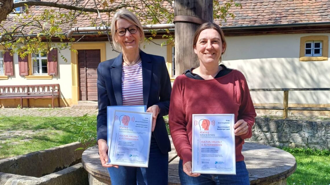 (v. l.): Yvonne Jähns-Kretschmer und Kim Kropfelder vom Bauernmuseum Bamberger Land mit ihren erworbenen Zertifikaten. Quelle: Landratsamt Bamberg