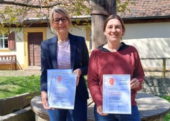 (v. l.): Yvonne Jähns-Kretschmer und Kim Kropfelder vom Bauernmuseum Bamberger Land mit ihren erworbenen Zertifikaten. Quelle: Landratsamt Bamberg