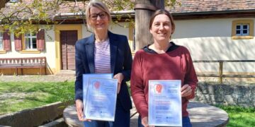 (v. l.): Yvonne Jähns-Kretschmer und Kim Kropfelder vom Bauernmuseum Bamberger Land mit ihren erworbenen Zertifikaten. Quelle: Landratsamt Bamberg