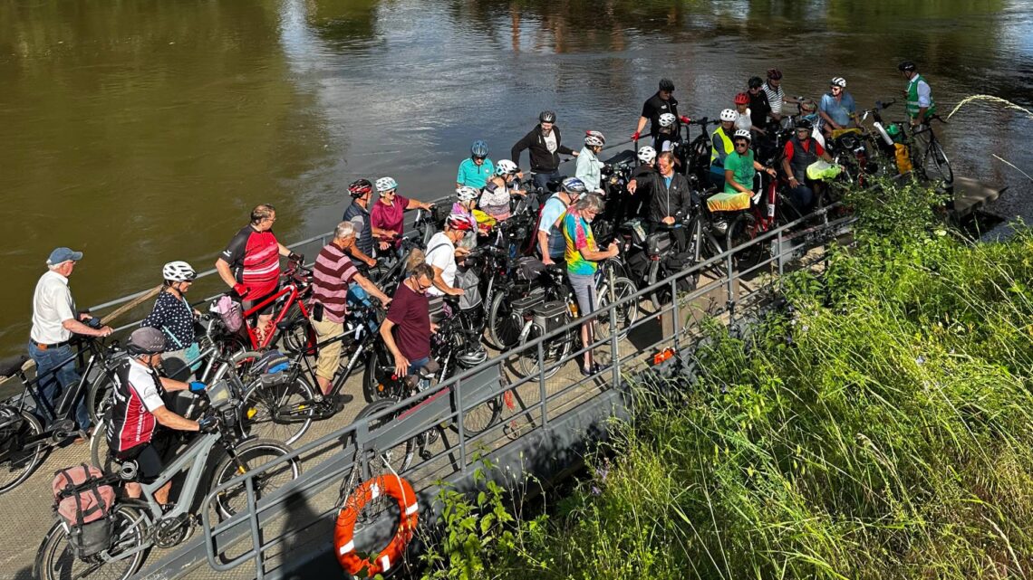 Radtour im Rahmen des letztjährigen STADTRADELNS: Überfahrt mit der Pettstadter Fähre. Quelle: Landratsamt Bamberg / Hammrich