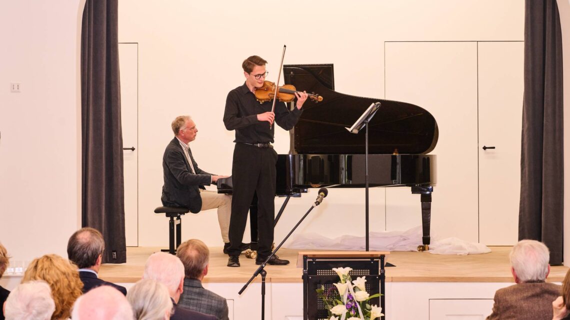 Zur Einweihung gehörten verschiedene musikalische Beiträge, hier
Jonas Appelfeller an der Violine, begleitet von Tobias Hartlieb am
neuen Flügel. Quelle: Stadtarchiv Bamberg, Jürgen Schraudner