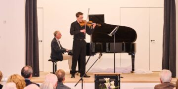 Zur Einweihung gehörten verschiedene musikalische Beiträge, hier
Jonas Appelfeller an der Violine, begleitet von Tobias Hartlieb am
neuen Flügel. Quelle: Stadtarchiv Bamberg, Jürgen Schraudner