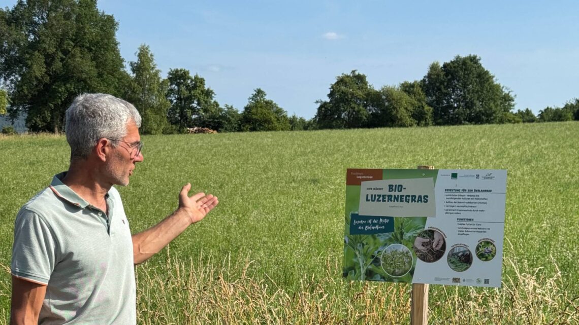 Gastgeber Peter Schlund (Biolandhof Schlund) führte die Teilnehmenden mit Fachwisse über die Bio-Felder. Quelle: Landratsamt Bamberg / Nastvogel