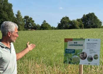 Gastgeber Peter Schlund (Biolandhof Schlund) führte die Teilnehmenden mit Fachwisse über die Bio-Felder. Quelle: Landratsamt Bamberg / Nastvogel