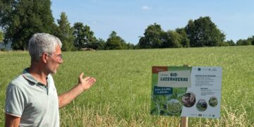 Gastgeber Peter Schlund (Biolandhof Schlund) führte die Teilnehmenden mit Fachwisse über die Bio-Felder. Quelle: Landratsamt Bamberg / Nastvogel