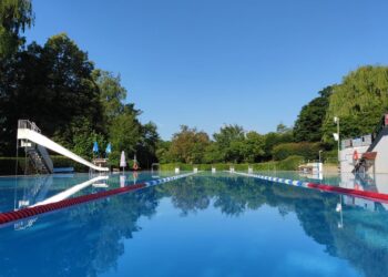 Mit den sommerlichen Temperaturen beginnt auch die Schwimmbadsaison (hier: Freibad Scheßlitz, Foto: Manfred Hofmann)