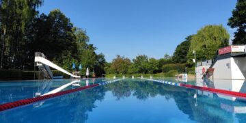 Mit den sommerlichen Temperaturen beginnt auch die Schwimmbadsaison (hier: Freibad Scheßlitz, Foto: Manfred Hofmann)
