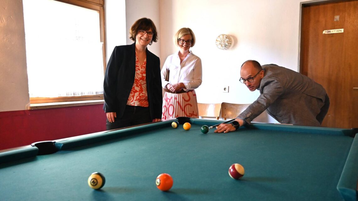 Wie wird der nächste Stoß? Wirtschaftsreferent Dr. Stefan
Goller unter den erwartungsvollen Blicken von Internatsleiterin Ulrike
Linz (l.) und Bambergs Schulreferentin Gabriele Kepic. Der Billardtisch
ist ein Freizeitangebot für die Schüler am Aufseesianum. Quelle: Pressestelle Stadt Bamberg, Anna Lienhardt