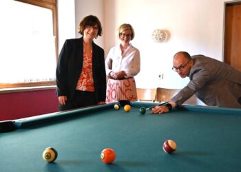 Aufseesianum Bamberg: Mehr als nur ein Internat 15 Wie wird der nächste Stoß? Wirtschaftsreferent Dr. Stefan
Goller unter den erwartungsvollen Blicken von Internatsleiterin Ulrike
Linz (l.) und Bambergs Schulreferentin Gabriele Kepic. Der Billardtisch
ist ein Freizeitangebot für die Schüler am Aufseesianum. Quelle: Pressestelle Stadt Bamberg, Anna Lienhardt