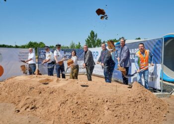 Baustart für neuen Bamberger Polizeistandort 17 Beim Spatenstich (v.l.): Markus Hopfengärtner (SRP Consult),
Alexander Krapp und Dienststellenleiter Alexander Streng
(Polizeiinspektion Bamberg-Land,), Rebecca Bergmann (Bamberg
Service Straßenbau), Oberbürgermeister Andreas Starke, Bertram
Felix (Kaufmännischer Werkleiter Bamberg Service), Thomas Beese (Technischer Werkleiter Bamberg Service), und Tobias Sporer (Baufirma Richard Schulz).