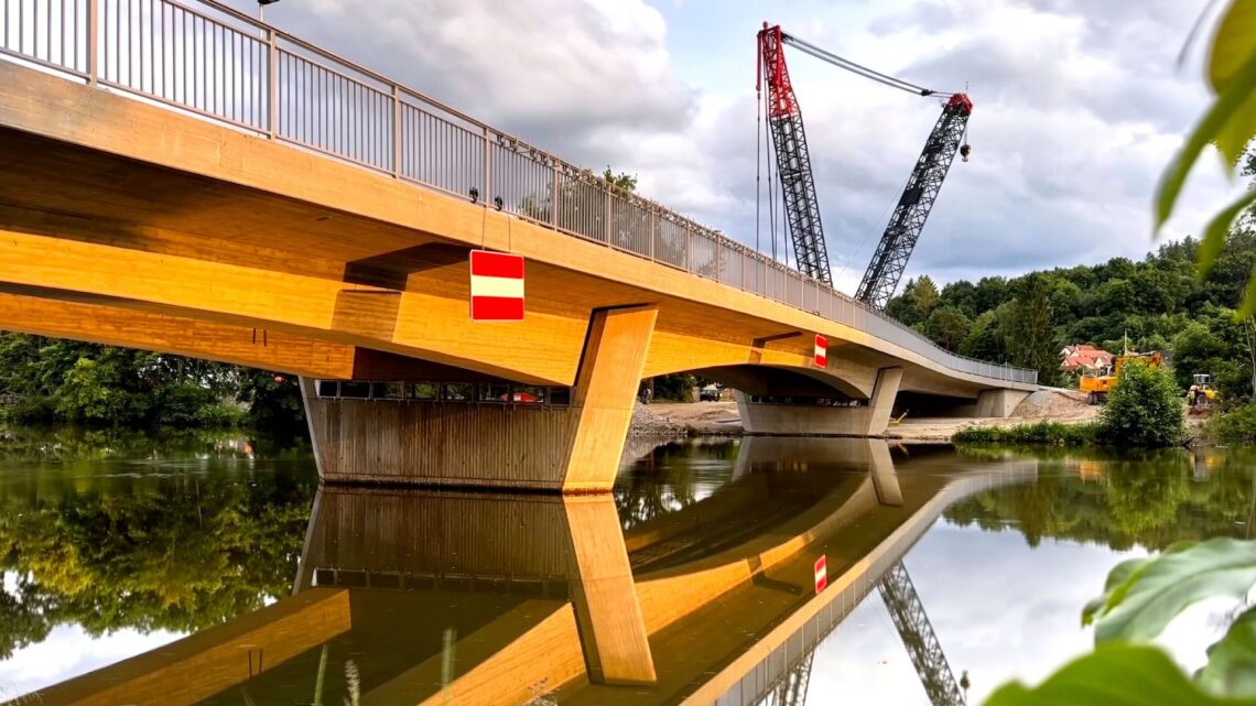 Die neue Buger Brücke schwingt sich im spätnachmittäglichen
Licht galant über die Regnitz. Quelle: Stadt Bamberg, Sonja Seufferth