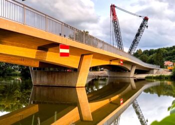 Die neue Buger Brücke schwingt sich im spätnachmittäglichen
Licht galant über die Regnitz. Quelle: Stadt Bamberg, Sonja Seufferth