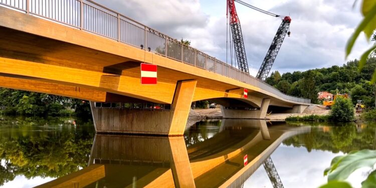 Die neue Buger Brücke schwingt sich im spätnachmittäglichen
Licht galant über die Regnitz. Quelle: Stadt Bamberg, Sonja Seufferth