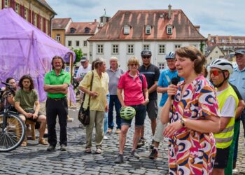Auf der Theuerstadt erklärte Xenia Jakubek das Projekt Pop-UpUrban-Spaces. Quelle: Stadtarchiv Bamberg, Nadine
Gumpert