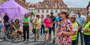 Auf der Theuerstadt erklärte Xenia Jakubek das Projekt Pop-UpUrban-Spaces. / Fotonachweis: Stadtarchiv Bamberg, Nadine
Gumpert