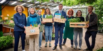 Bürgermeister Jonas Glüsenkamp und Lissy DörflerChrista vom Bund Naturschutz übergeben die Pflanzpakete an
Baumscheibenpatinnen und –paten. Quelle: Stadt Bamberg, Sonja Seufferth