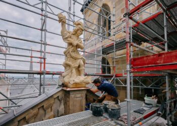 Der Erzengel Michael kehrt zurück nach Bamberg 18 Die Skulptur des Heiligen Michael ist am Mittwoch auf
die ehemalige Abteikirche zurückgekehrt. Quelle: Bürgerspitalstiftung, Lara Müller