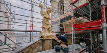 Die Skulptur des Heiligen Michael ist am Mittwoch auf
die ehemalige Abteikirche zurückgekehrt. Quelle: Bürgerspitalstiftung, Lara Müller