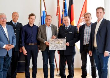 Oberbürgermeister Andreas Starke (l.) und der Leiter
des Aus- und Fortbildungszentrums der Bundespolizei, Polizeidirektor
Jürgen Miketiuk, zeigen den Plan des Geländes, auf dem der Plärrer
in Zukunft wieder stattfinden soll. An dem Gespräch im Rathaus
nahmen außerdem teil (v.l.): Dritter Bürgermeister Wolfgang Metzner,
Jens Hering, stellvertretender Leiter des AFZ, Dr. Daniel Then, Leiter
Technik bei den Stadtwerken Bamberg, Harald Wärtel, Teamleiter bei
der Bundesanstalt für Immobilienaufgaben (BImA) und Zweiter
Bürgermeister Jonas Glüsenkamp. Quelle: Stadt Bamberg, Sonja Seufferth