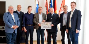 Oberbürgermeister Andreas Starke (l.) und der Leiter
des Aus- und Fortbildungszentrums der Bundespolizei, Polizeidirektor
Jürgen Miketiuk, zeigen den Plan des Geländes, auf dem der Plärrer
in Zukunft wieder stattfinden soll. An dem Gespräch im Rathaus
nahmen außerdem teil (v.l.): Dritter Bürgermeister Wolfgang Metzner,
Jens Hering, stellvertretender Leiter des AFZ, Dr. Daniel Then, Leiter
Technik bei den Stadtwerken Bamberg, Harald Wärtel, Teamleiter bei
der Bundesanstalt für Immobilienaufgaben (BImA) und Zweiter
Bürgermeister Jonas Glüsenkamp. Quelle: Stadt Bamberg, Sonja Seufferth