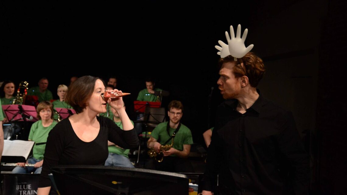 Heidi Lehnert und Benjamin Bochmann lassen es
froschmäßig mit dem Blue-Train-Orchestra knallen. Quelle: Heidi Lehnert/Benjamin Bochmann