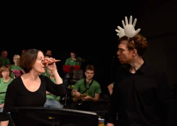 Bamberger Kindermusical 'Kuno Knallfrosch – wie alles begann!' 18 Heidi Lehnert und Benjamin Bochmann lassen es
froschmäßig mit dem Blue-Train-Orchestra knallen. Quelle: Heidi Lehnert/Benjamin Bochmann