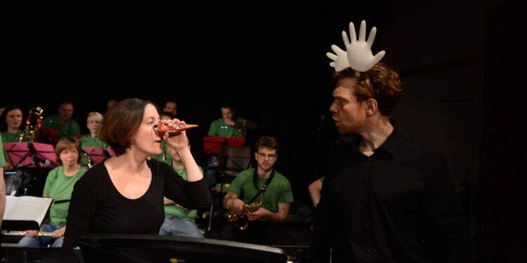 Heidi Lehnert und Benjamin Bochmann lassen es
froschmäßig mit dem Blue-Train-Orchestra knallen. Quelle: Heidi Lehnert/Benjamin Bochmann