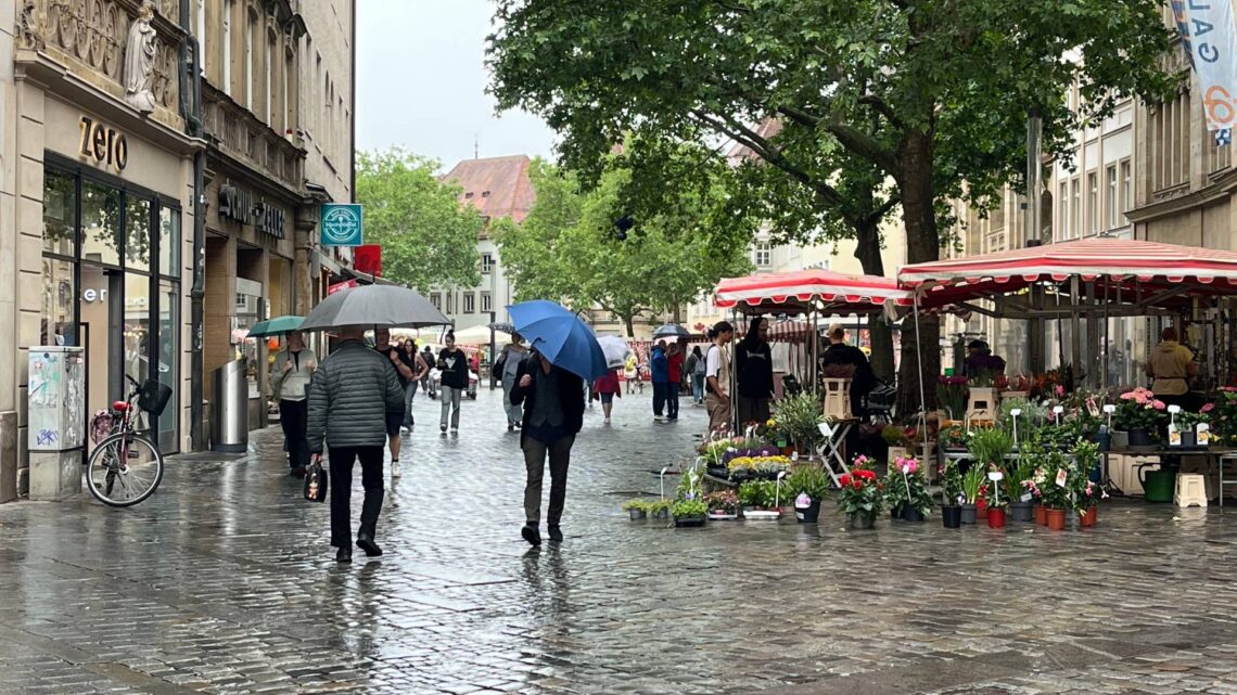 An einem regnerischen Mittwoch halten sich im
Bereich Grüner Markt bis zu 30 % weniger Menschen auf als an einem
Mittwoch mit Sonne. Quelle: Wirtschaftsförderung, Simone Ludwig-Konggann
