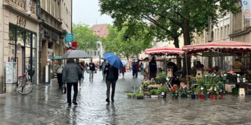 An einem regnerischen Mittwoch halten sich im
Bereich Grüner Markt bis zu 30 % weniger Menschen auf als an einem
Mittwoch mit Sonne. Quelle: Wirtschaftsförderung, Simone Ludwig-Konggann