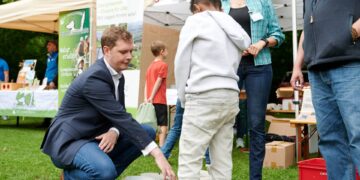 Bambergs Zweiter Bürgermeister, Jonas Glüsenkamp (l.), schaute sich vor Ort um. Quelle: Stadt Bamberg, Sonja Seufferth