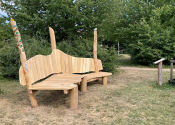 Eine neu errichtete große Sitzbank am Heidelsteig. Quelle: Manuel Chmiel, Ideenwald